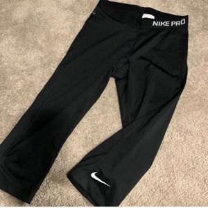 Nike Pro capri pants